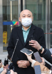 취재진 질문에 답하는 웹툰작가 주호민