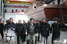 김정은, 남포조선소 현지지도…전쟁 준비에 해군 무력 강화 중요(상보)