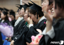 배움엔 나이가 있나요…만학도 졸업식 눈물바다