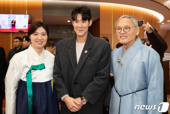 박태환과 기념촬영하는 유인촌·장미란