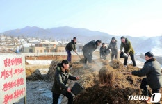 농사 준비하는 北 남새농장 노동자들…전원회의 결정 관철