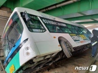 시흥 배곧동서 좌회전하던 시내버스 도랑에 빠져…9명 부상