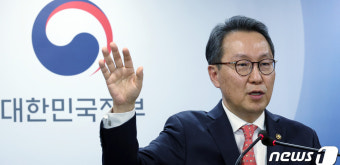 질문에 답하는 박민수 차관