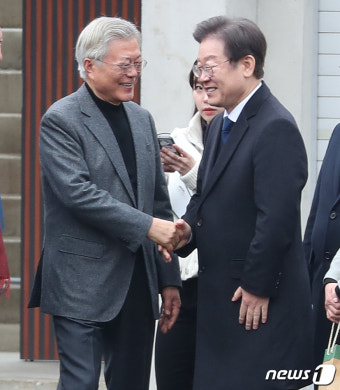 문 전 대통령과 악수하는 이재명 대표
