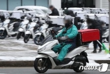 라이더 늘리자니 배달품질 고민…배민·요기요 외주 딜레마