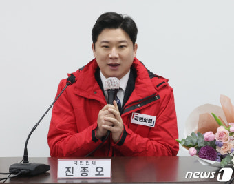 인재 영입식, 발언하는 진종오 전 선수