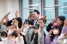 윤 대통령, 늘봄프로그램 참여 학생들과 함께