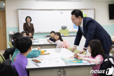 늘봄 프로그램 참여 학생들과 대화하는 윤 대통령