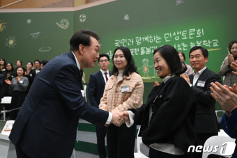 민생토론회 참석자들과 악수하는 윤 대통령
