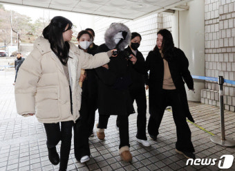 영장실질심사 향하는 20대 여성 벤츠 운전자