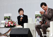 유영하 변호사 바라보는 박근혜