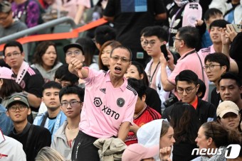 '메시 노쇼'에 분노한 홍콩 축구팬들…야유에 광고판 훼손까지