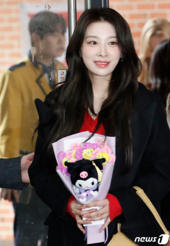 로켓펀치 윤경, 인형 꽃다발 들고 다현 졸업식 참석