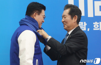 민주당 목도리 선물받는 신용한 전 교수