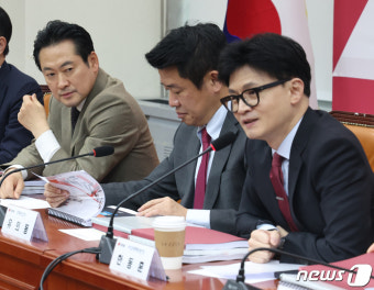 한동훈 비대위원장 바라보는 장동혁 사무총장