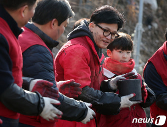 연탄 나르는 한동훈 비대위원장