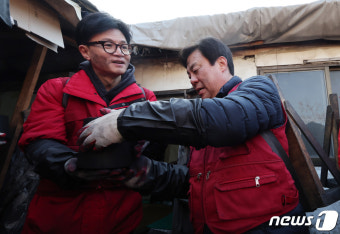 연탄나눔 봉사활동하는 한동훈 위원장