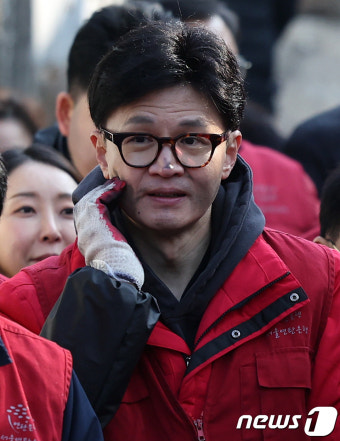 얼굴에 연탄 묻은 한동훈 비대위원장