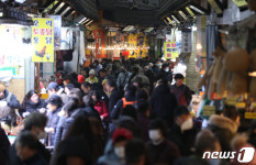 제수 구매하는 시민들로 북적이는 못골시장