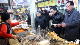 어묵 국물 맛보는 최상목 부총리