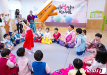 광주시청 어린이집 원생들과 윷놀이하는 강기정 시장