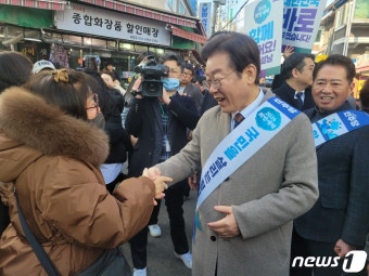 '명룡대전' 이재명·원희룡, 인천 계양구 전통시장 찾아 설 인사