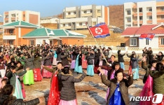 새 살림집 제공받고 기뻐하는 북한 삼광축산농장 일꾼들