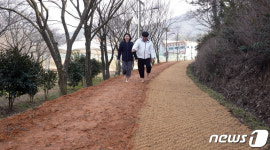 1㎞ 황토길 맨발로 걸어요…해남군 맨발산책로 개통