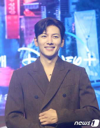 지창욱, '웰컴투 삼달리' 신혜선 등 배우들 앞 '실내 흡연' 논란