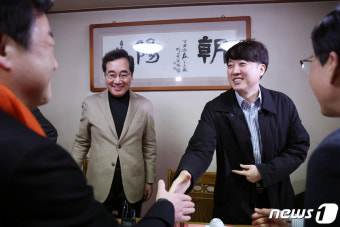 인사 나누는 이준석 개혁신당 공동대표