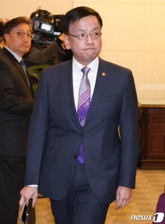 국무회의 참석하는 최상목 부총리