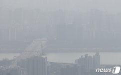 미세먼지에 형태가 안 보이는 대교