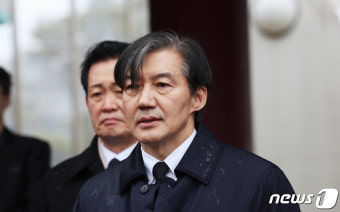 민주의 문 앞에선 조국 전 장관