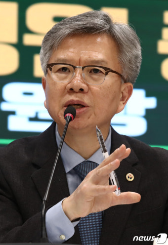 기자회견 하는 김택우 의협 비대위원장