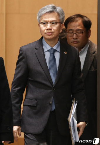 기자회견장 들어서는 김택우 의협 비대위원장