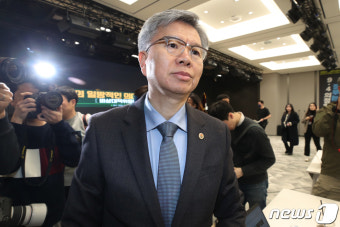 기자회견 마친 김택우 의협 비대위원장