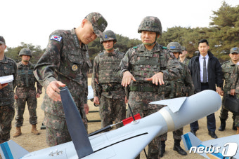 드론작전사령부 둘러보는 김명수 합참의장