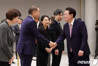 박상욱 과학기술수석과 악수하는 윤 대통령
