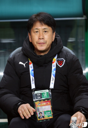 피치 바라보는 박태하 감독