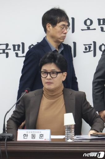 비대위 참석하는 한동훈 위원장과 김경율 비대위원