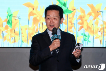 인사말하는 조국 신당 은우근 창당준비위원장
