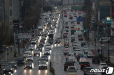 어두운 날씨에 전조등 켜고 주행하는 차량