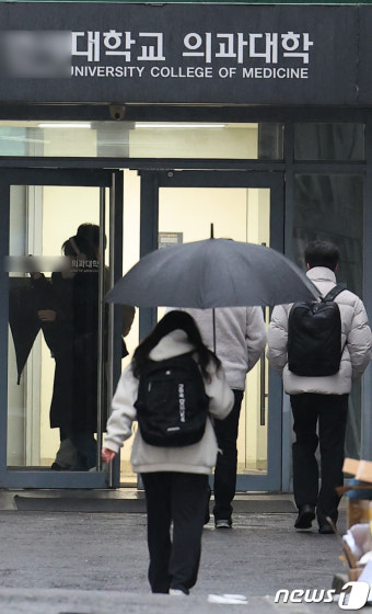 임시 대의원 총회 개최한 의대생들, '동맹 휴학' 논의