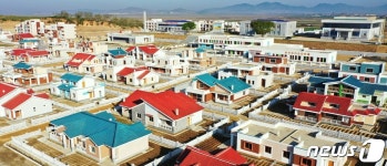 광명성절 노동신문, 농촌 새 살림집 건설 선전…장군님의 은덕