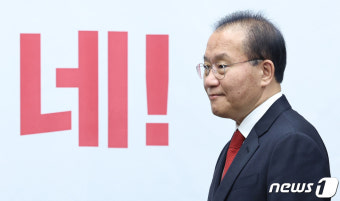 회의 참석하는 윤재옥 원내대표