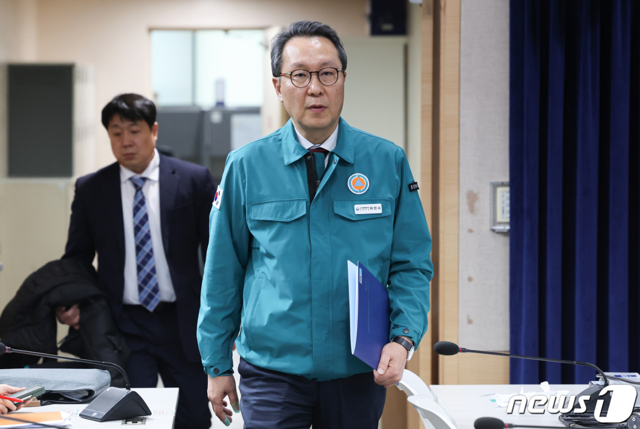 최상목 대통령 권한대행, 의사 집단행동 중대본 회의에서 연휴 동안 의료진 안전과 감염병 대응 강조