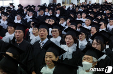 애국가 부르는 졸업생들