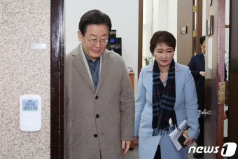 이재명 대표, 복당한 이언주 전 의원과 함께