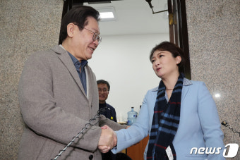 복당한 이언주 전 의원과 악수하는 이재명 대표