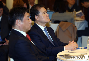 기조연설 경청하는 김영호 장관